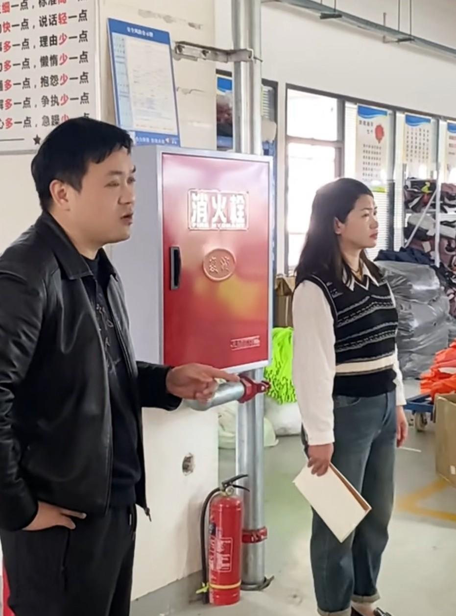 广东，一位服装厂老板放话：“国庆只放两天假，有些员工还叽叽歪歪。你们没公务员的命