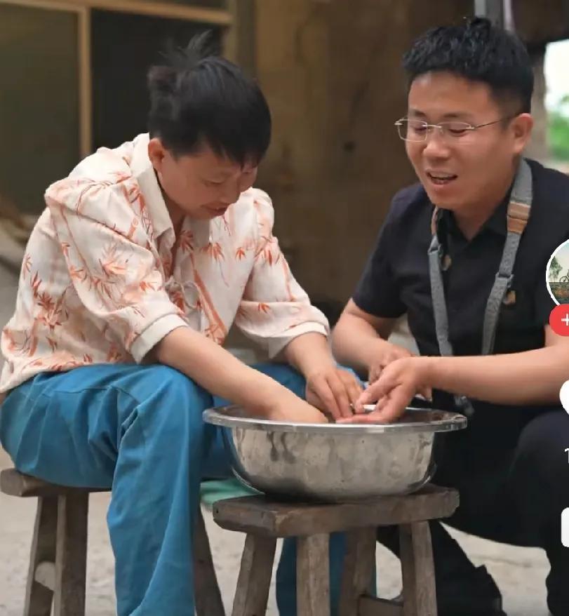 周敏被网暴说是扶弟魔，亮哥对梦秋过分得好，有些网友不淡定了………
当姐姐的，在父