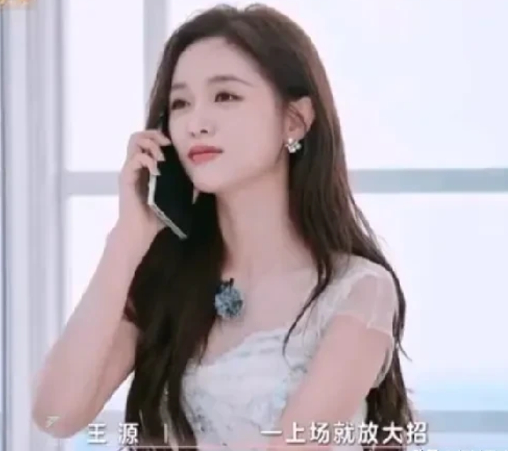 节目组让吴宣仪给好朋友打电话，吴宣仪选择给王源了电话后，敖子逸、韩东君、翟潇闻等