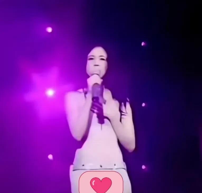莫文蔚演唱会造型引争议：如今女歌星都靠身材博眼球？
在娱乐圈的舞台上，莫文蔚的演