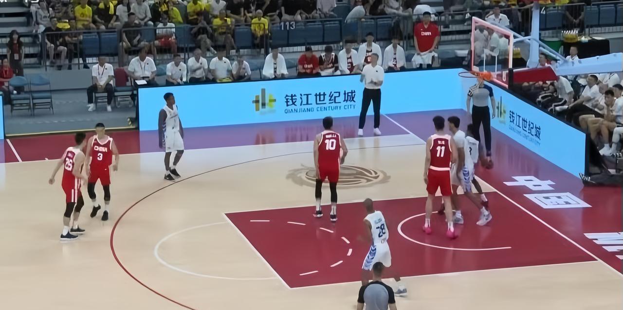 这一场的质量明显高于上一场比赛，半场打完，中国男篮 48 比 40 暂时领先委内