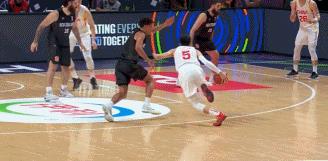 廖三宁这球，临时调高弧线，然后稳稳掉入篮筐，关键时刻是真敢出手，真能进！
比赛打