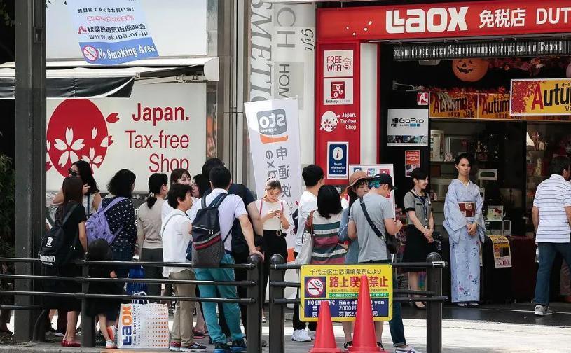 #日本机场挤满回国的中国人# 香港呼吁计划前往日本的港人应提高警惕，注意安全，然