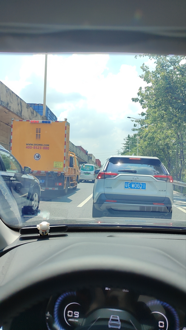 手动挡实在是太难开了
帝豪手动挡商场地下车库用一档爬坡速度感觉太快 松油门又没劲