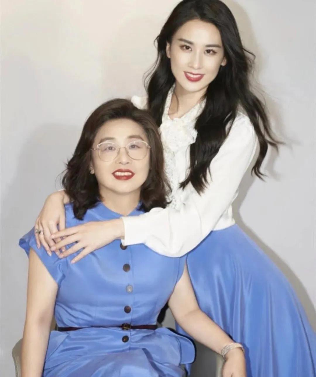 #黄圣依回应结婚对父母先斩后奏#
震惊！黄圣依自曝当年结婚“神操作”：瞒着父母偷