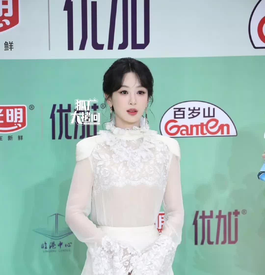 到底哪个才是杨紫的真生图
对比图差距大的让人想笑……
这对吗？
图1是水印