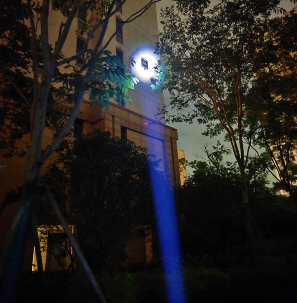 晚上送外卖一定要带个强光手电筒
别指望小区里的路灯
路灯太昏暗
根本看不清楚楼栋