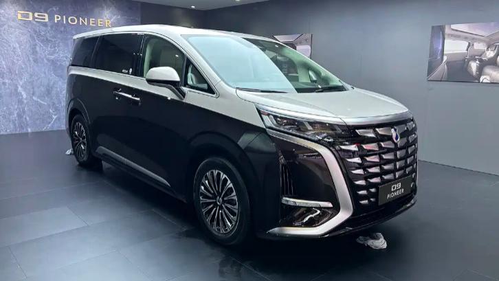 别再说坐MPV晕车！腾势D9标配云辇-C智能悬挂，过减速带如履平地