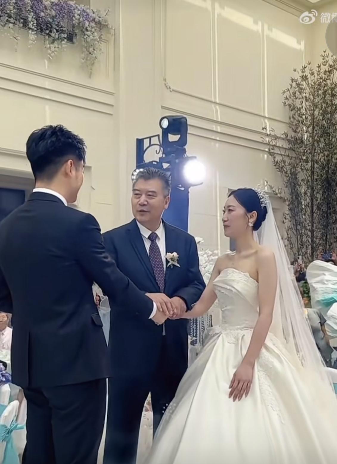 国乒总教练李隼女儿出嫁，李指的女儿好漂亮啊，李指的女儿出嫁张怡宁、王楠、李晓霞到