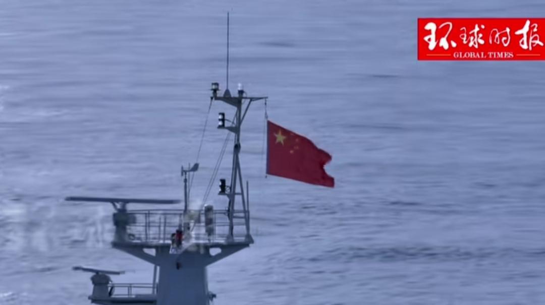 据来自环球的消息，
国庆节来临之际，中国海警，
在黄岩岛海域举行了升旗仪式，
这