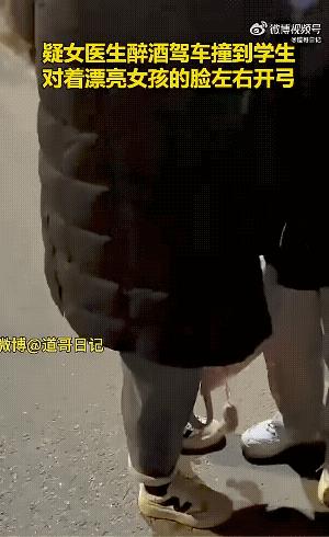 女子用手指头指着一女孩，一边训一边打，女孩即没有还嘴也没有还手，可从女孩的面目上