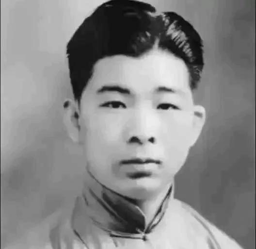 1940年，熟睡中的冯运修，突然感觉不对劲，好像是日军包围他家了。他从枕头下摸出
