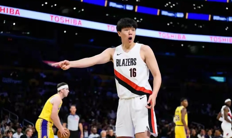 不出10场，杨浩森估计告别NBA
一句话总结中国现役最有希望打出来新星，优点不突