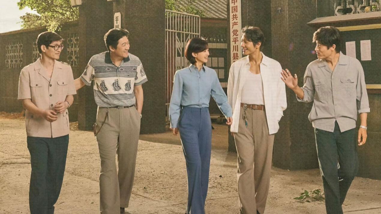 《小城大事》爆火，戏里土气李秋萍，戏外鲜活赵丽颖，央视说对了