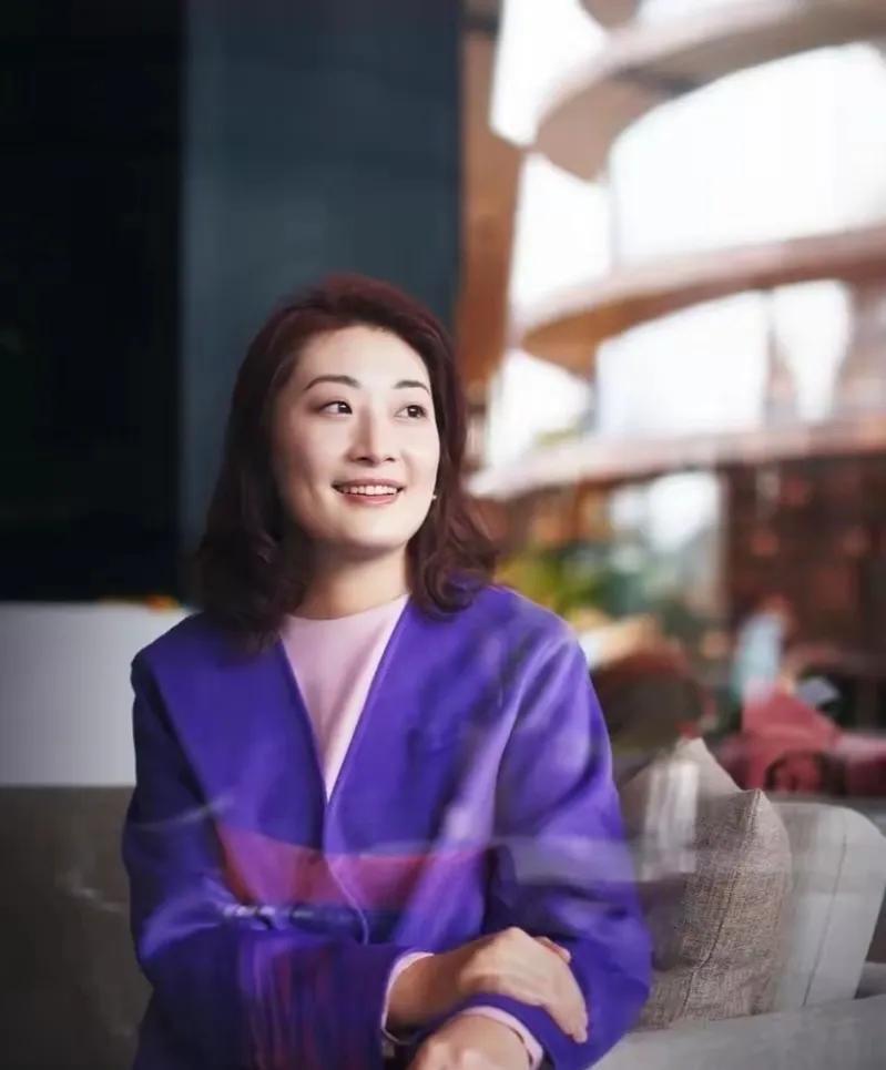 睡觉前，又刷到猛料：宗馥莉叔叔与姑姑都是后妈生的，后妈目前在世。
难怪宗泽后一直