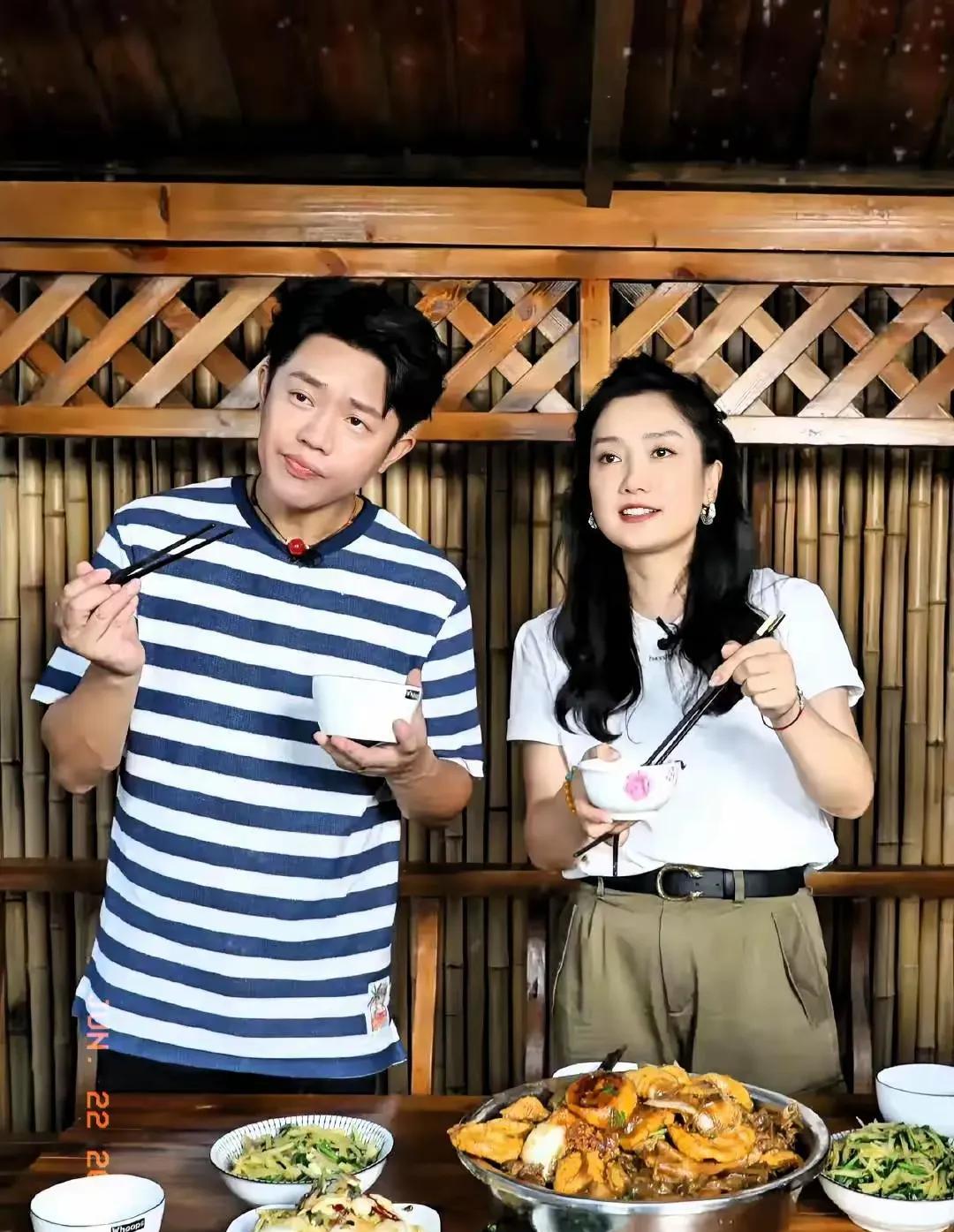 曾毅和玲花，两个人很接地气啊！衣服穿着朴素，吃的饭菜也是普通老百姓的饭菜，很接地