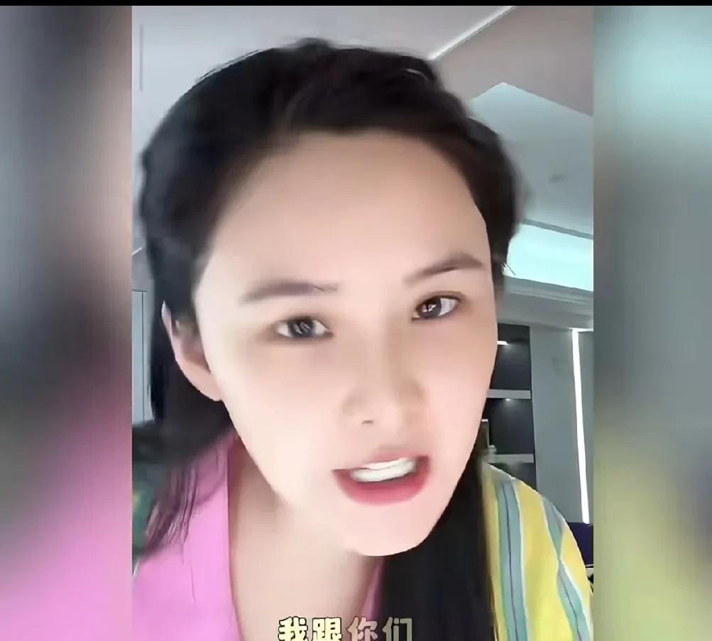 真不理解，汪小菲当初是咋看上她的，不说话还好，一说话那谈吐简直了！[捂脸]直播的