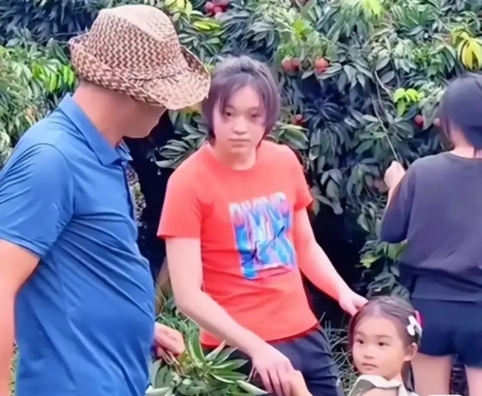 感觉全红婵现在没有笑脸，好像心情不好，不像以前，整天笑呵呵的。
全红婵不知道什么