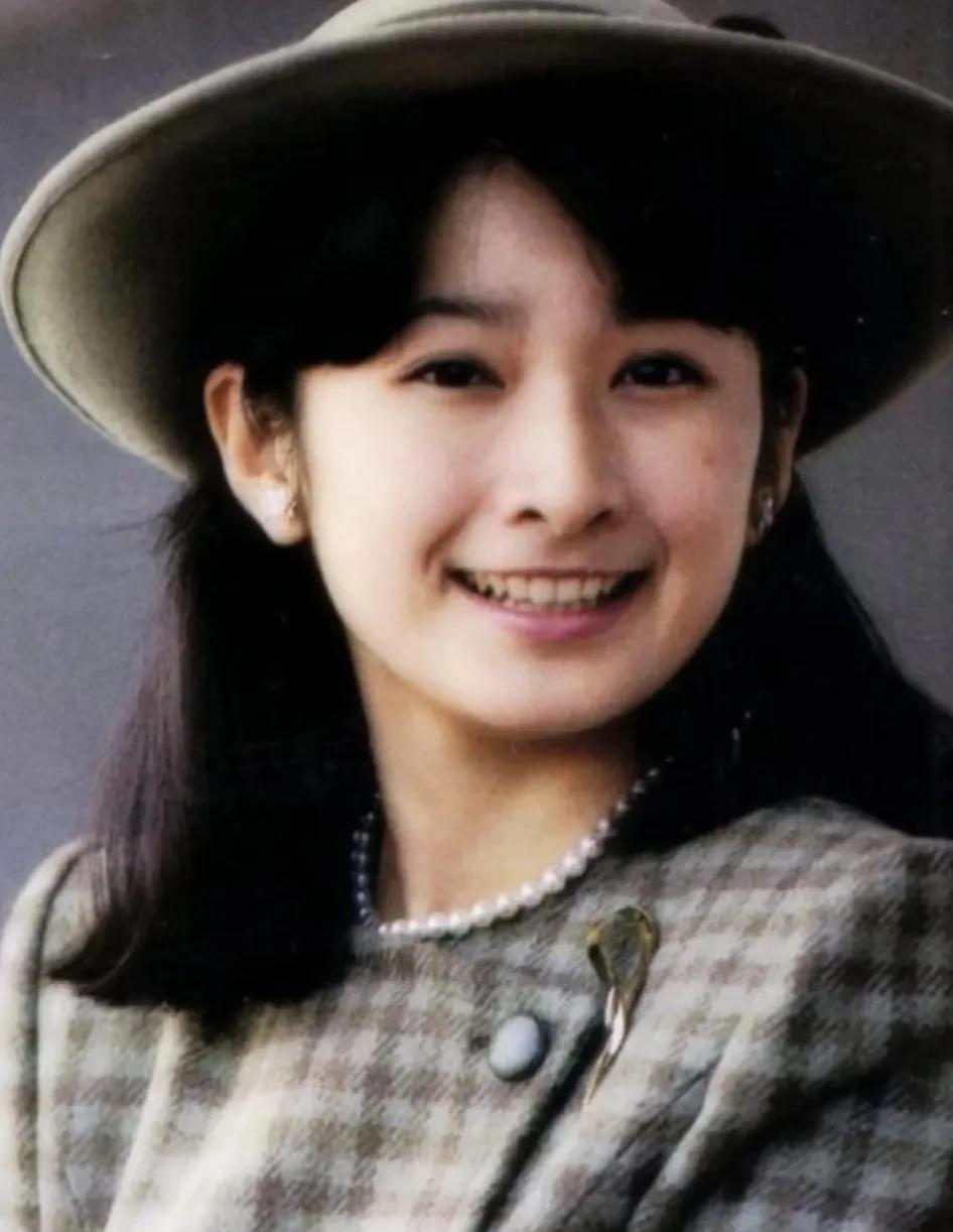 年轻时候还没有挂上狐狸笑容的纪子妃
感觉纪子妃年轻的时候眼神居然还有一些些温柔，