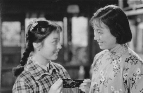 两位女主角太美了！一部江南水乡散文诗！
这部电影1963年公映
上影厂拍摄
两位