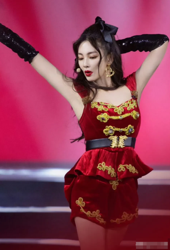 没想到张雨绮演技出色就算了，跳舞也这么在行啊。这劲爆的舞姿，不输专业舞蹈演员啊！