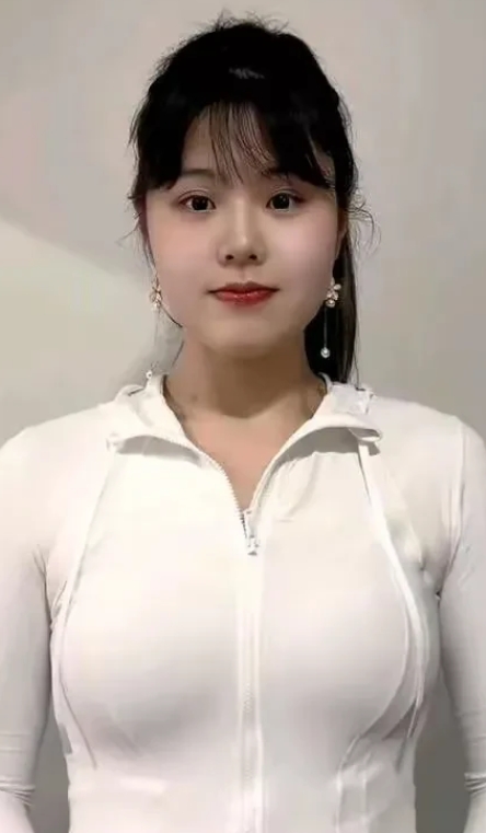 李月汝，
山西长治人，这个女孩不简单，最近火爆西雅图，篮球打的这么好，会不会成为