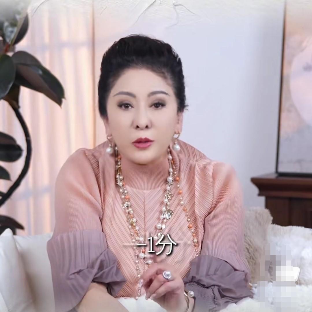 有人问向太：“你给自己的原生家庭打几分？”
向太很坦诚的说：“负1分。”
她妈妈