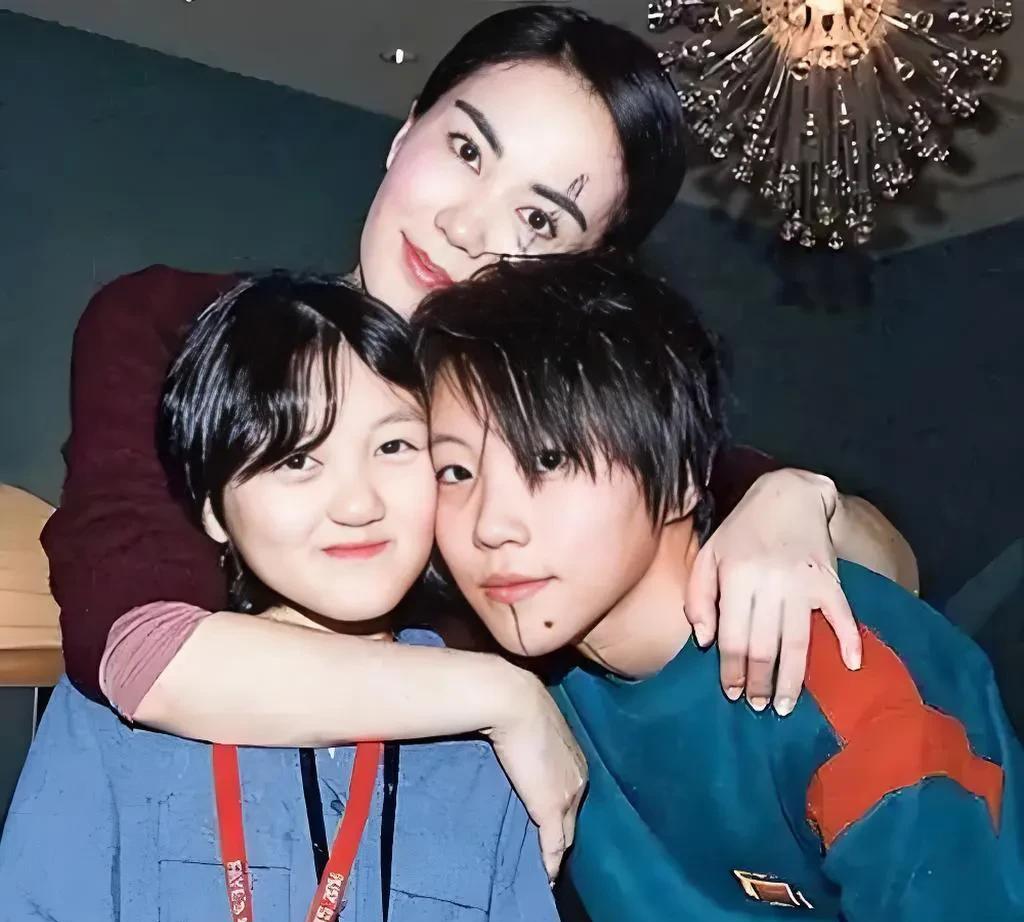 王菲，苦尽甘来。
18岁的李嫣，做了第4次唇腭裂手术，经过精细修复，目前已经恢复