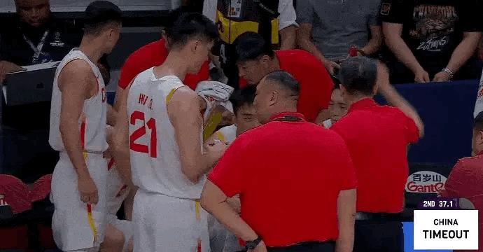 王俊杰 DNP 挂上热搜，一犯错就换下，这合理吗？
中国男篮有惊无险地战胜沙特男