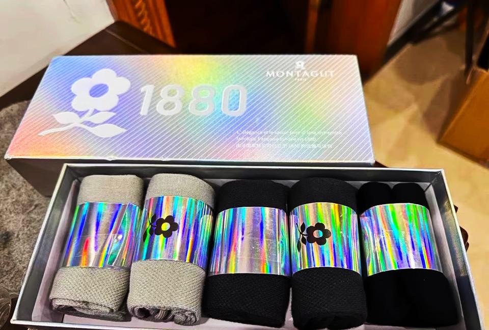 这镭射硬壳礼盒和我当年的米10U十周年纪念版有得一拼啊，1880年的梦特娇应该很