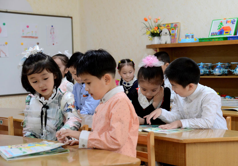 2016年，平壤庆上幼儿园正在上课的小朋友，一个个衣着光鲜。