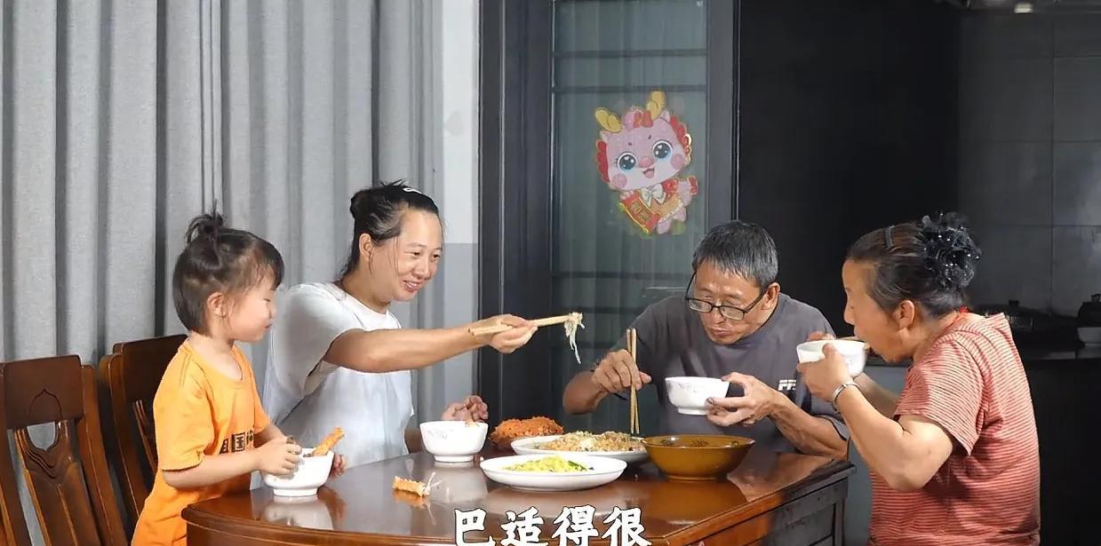 幺妈家今天的视频太不可思议了！大家发现了吗！
今天，有盆友寄了一个巨大的帝王蟹给