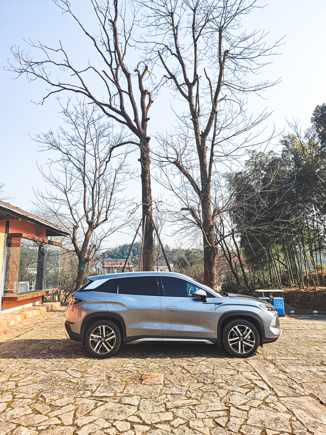 建议1取消前后轮上方的凹陷造型真的丑
2没有HUD的车型把仪表台做平，那个位置留