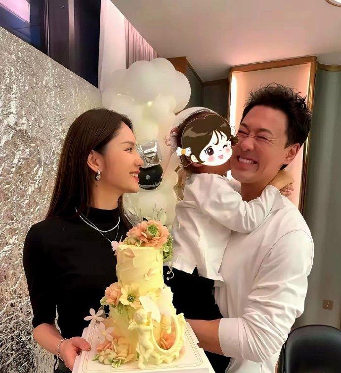 林峯自己恐怕都没想到吧，演唱会没火，一个动作却火了！
以前拍戏搂搂抱抱都不带脸红