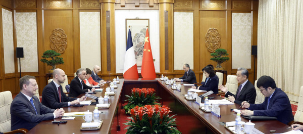 中法达成合作共识











我的天！世界要变天了吗？中法两国居然握手