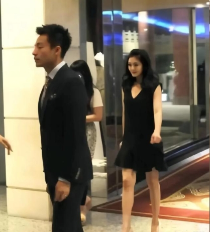 大S为何会找光头闪婚？这背后竟藏着身材的秘密。和光头在一起合影，她显得苗条又娇小