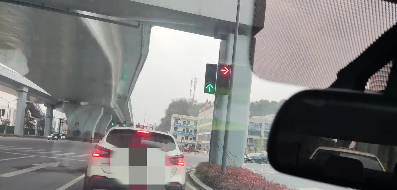 万能的网友，请问一个问题，这是我昨天遇到的一个场景…
    我现在位于右转车