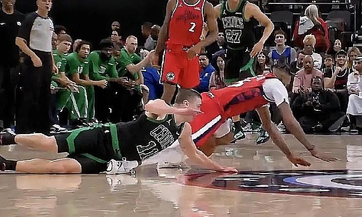 快船防守悍将小琼斯又受伤了！
在今日快船对阵凯尔特人的第四节比赛中，小琼斯在争抢