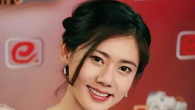 爆了！韩国新总统刚上位，中国男星老婆一夜翻红！44岁于晓光躺赢真相太扎心！  天上掉金砖？这泼天富贵