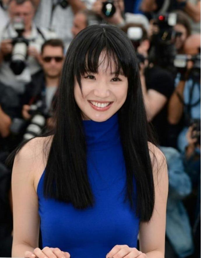 李梦的长相说不出具体的哪里美，但偏偏她只要站那里，你就会觉得她很有文艺片女主气质