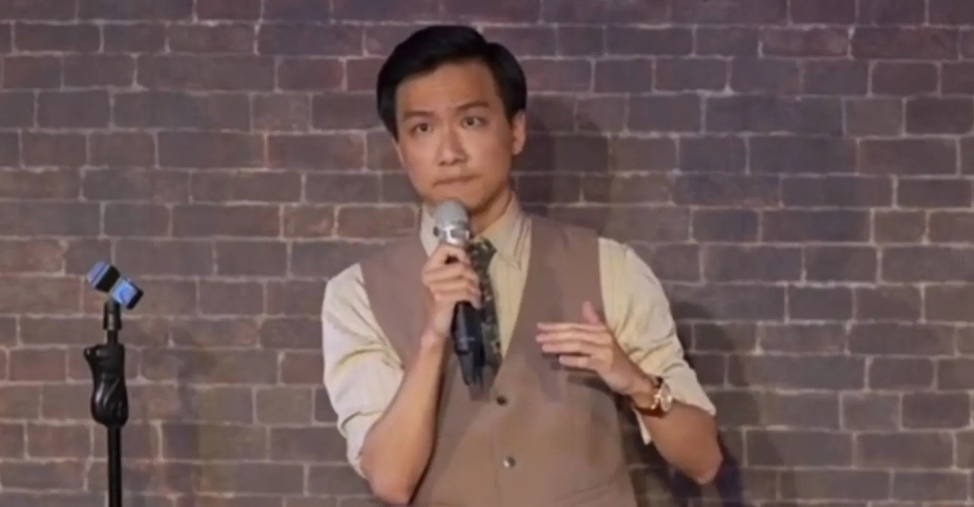 单口喜剧演员权乐去世











震惊！著名单口喜剧演员权乐突然去世，