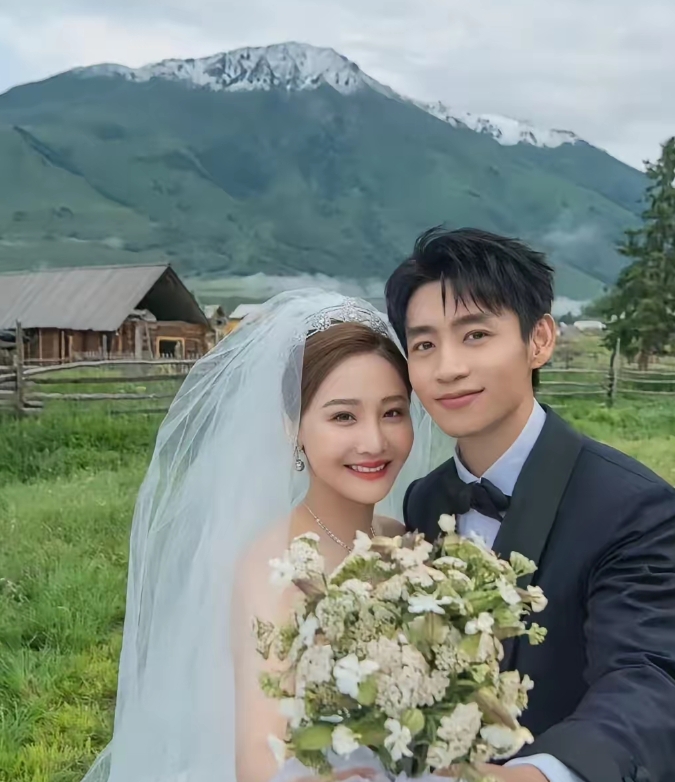 魏晨为什么不会离婚？他的爱，藏在14年的细节里
 
娱乐圈的婚讯像走马灯，今天官