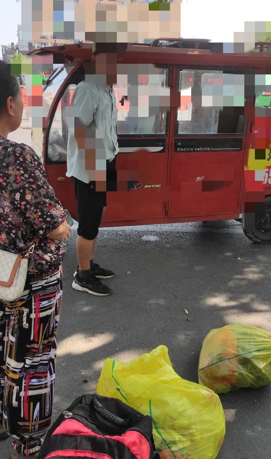 今天下午，我出去逛街，碰到一件奇葩事情！
地点，火车站西北角处，一名夫妇乘车去南