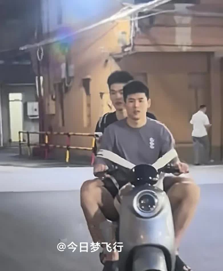 广东队日常训练，王洪泽搭陈家政的顺风车！

这几天，广东队新生陈家政。王洪泽