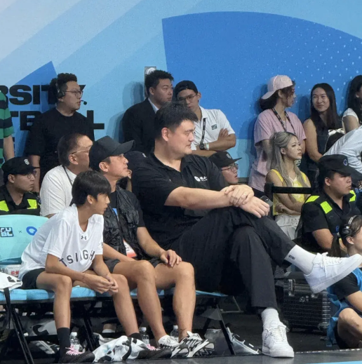 邓超：演戏只是工作，篮球才是真爱！

著名影视明星邓超在近期经常跟着姚明一起参加