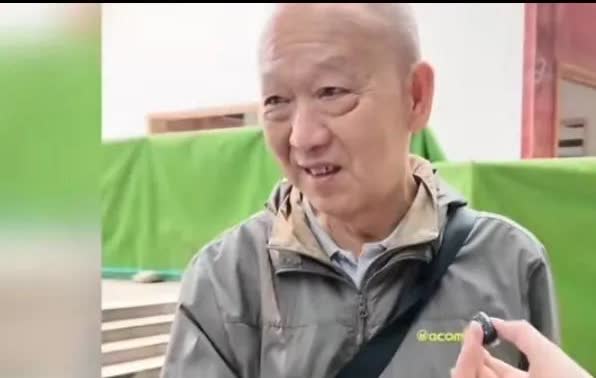 这个大爷瞬间火了，他有7套房子，租金3万，退休金6千多，他唯一的儿子43岁，至今