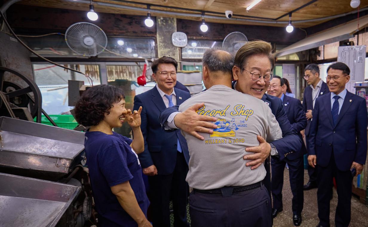 李在明近况照片：视察京畿道涟川市的上承飞龙部队。
时间是6月13日。
李在明访问