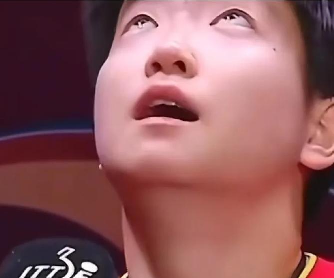 今天看孙颖莎的采访突然想通了
以前输球不哭的人怎么这次捧杯反而哭了？
这哪是单纯