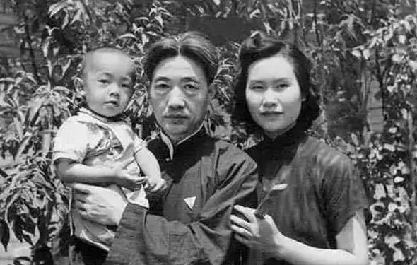 1912年，17岁的徐悲鸿很不情愿地迎娶了16岁的村姑，可到了晚上，他却主动和新