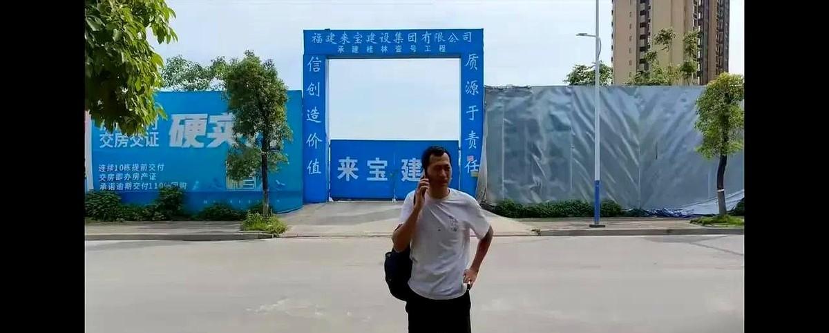 现在点评博主真得心脏够大，我昨天随手评论了句"这滤镜开得墙都歪了"，直接被关小黑